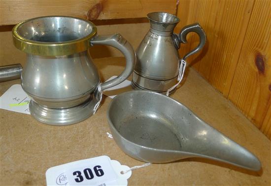 Pewter pap boat and pewter measures(-)